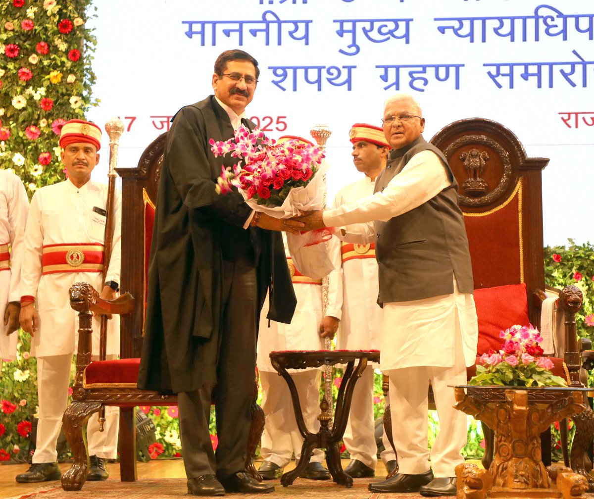 राज्यपाल श्री मंगुभाई पटेल ने राजभवन के सांदीपनि सभागार में मध्यप्रदेश उच्च न्यायालय के 29वें मुख्य न्यायाधिपति की शपथ न्यायमूर्ति श्री संजीव सचदेवा को दिलाई। इस अवसर पर उप मुख्यमंत्री श्री जगदीश देवड़ा भी मंचासीन थे।