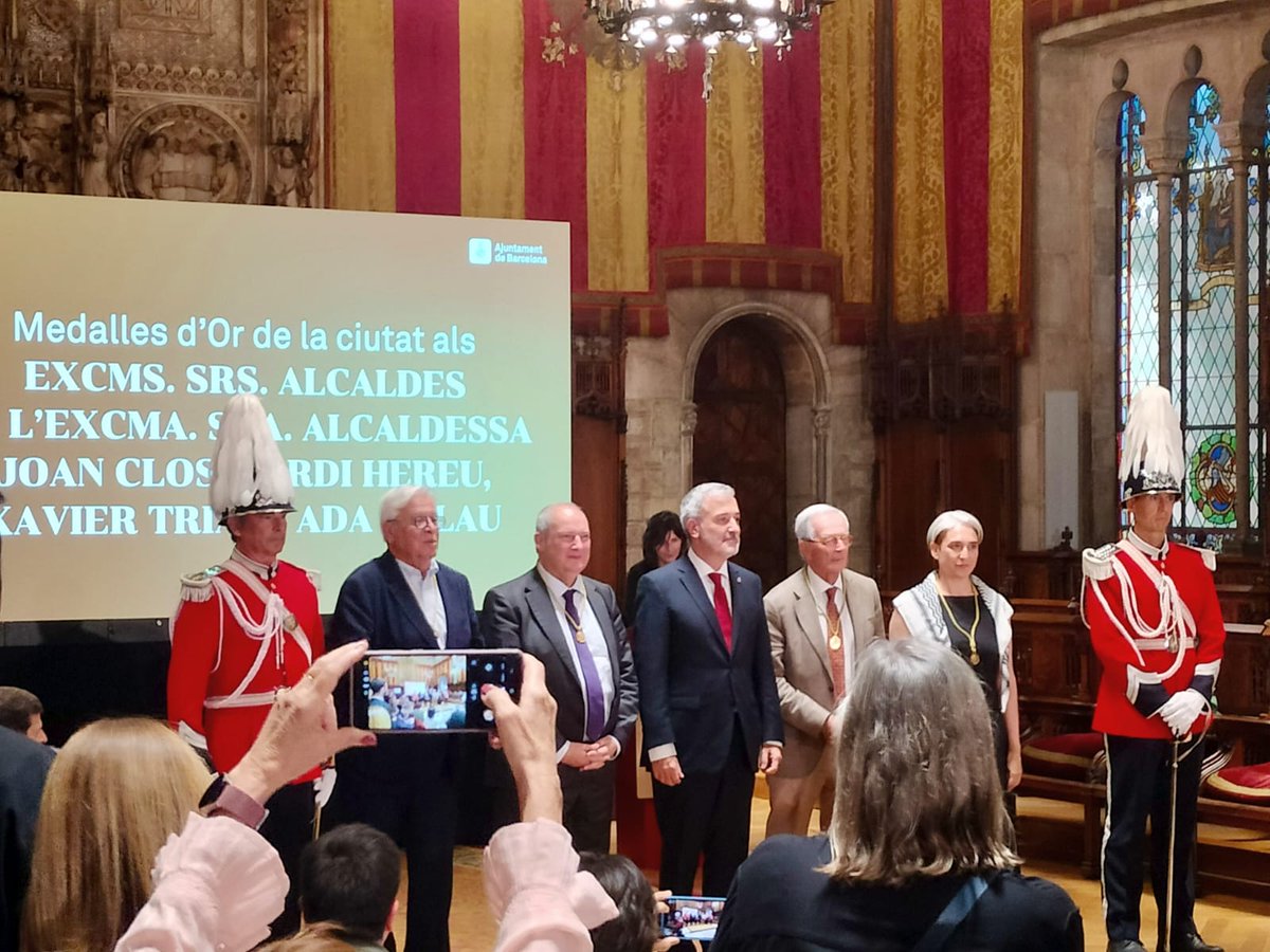 Taula Tercer Sector (@taula3sector) on Twitter photo 📍 Assistim a l'acte de lliurament de Medalles d'Or de la Ciutat als exalcaldes <a href="/bcn_ajuntament/">Ajuntament de Barcelona</a> <a href="/Joanclos/">Joan Clos</a>, <a href="/jordihereub/">Jordi Hereu</a>, <a href="/xaviertrias/">Xavier Trias</a> i <a href="/AdaColau/">Ada Colau 💜🌈🔻</a>, distinció en homenatge i agraïment a la seva tasca.
En representació del #TercerSector, <a href="/JessicaCelda/">Jèssica Celda</a>, vicepresidenta <a href="/Taula3sector/">Taula Tercer Sector</a>. 📍 Assistim a l'acte de lliurament de Medalles d'Or de la Ciutat als exalcaldes <a href="/bcn_ajuntament/">Ajuntament de Barcelona</a> <a href="/Joanclos/">Joan Clos</a>, <a href="/jordihereub/">Jordi Hereu</a>, <a href="/xaviertrias/">Xavier Trias</a> i <a href="/AdaColau/">Ada Colau 💜🌈🔻</a>, distinció en homenatge i agraïment a la seva tasca.
En representació del #TercerSector, <a href="/JessicaCelda/">Jèssica Celda</a>, vicepresidenta <a href="/Taula3sector/">Taula Tercer Sector</a>.