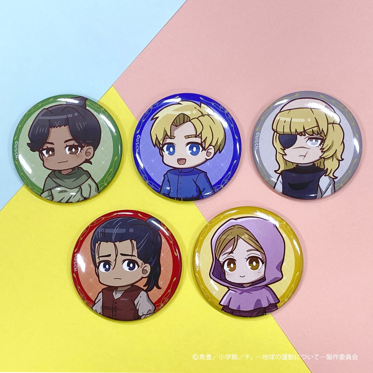 Slash_Gift's tweet photo. ✨商品紹介✨

オンラインくじ #SlashGift
アニメ『チ。 ー地球の運動についてー』

C賞「ミニキャラアクリルスタンド（全5種）」
D賞「缶バッジ（全10種）」
の商品サンプルを公開！

ミニキャラアクスタは一列に並べると、並んで歩いているように見えます🌟

▼販売ページはこちら
https://t.co/6YCIoojFaY

#チ球の運動について