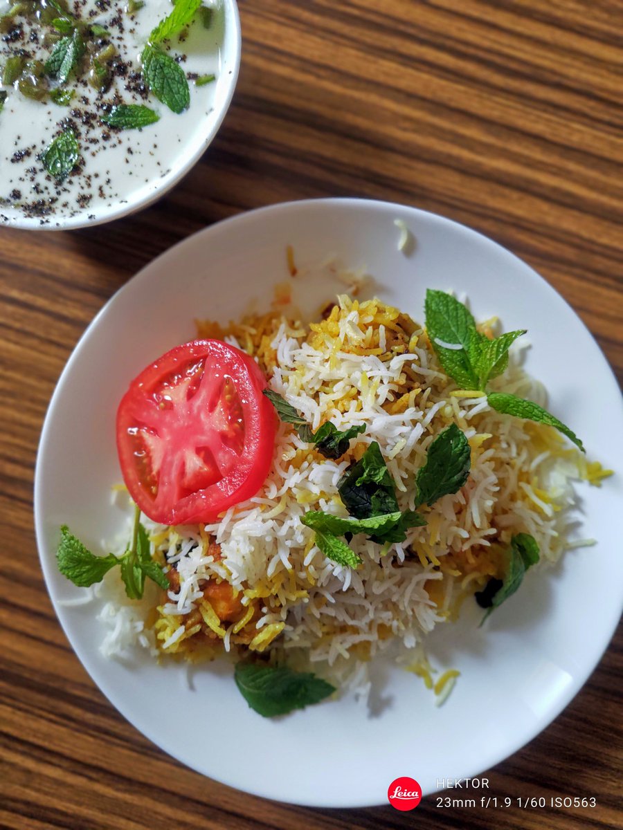 チキンビリヤニ(ver.卵ズッキーニ)

最近は十五穀米やら二十二穀米と言ったモノを食べてデトックスしていたのだが、こうも暑いとコレに限るよ