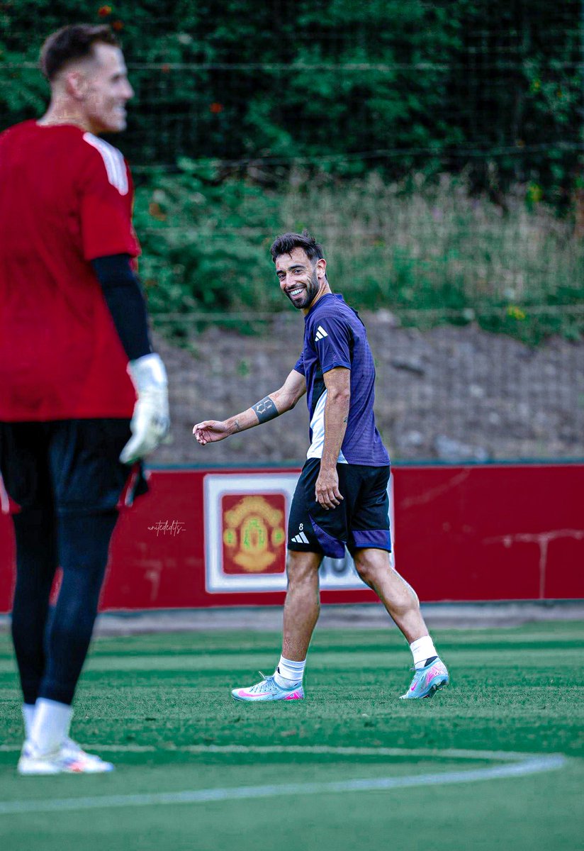 UnitedEdits_'s tweet photo. Bruno Fernandes in Training🫡 https://t.co/D8HqgrdWNn