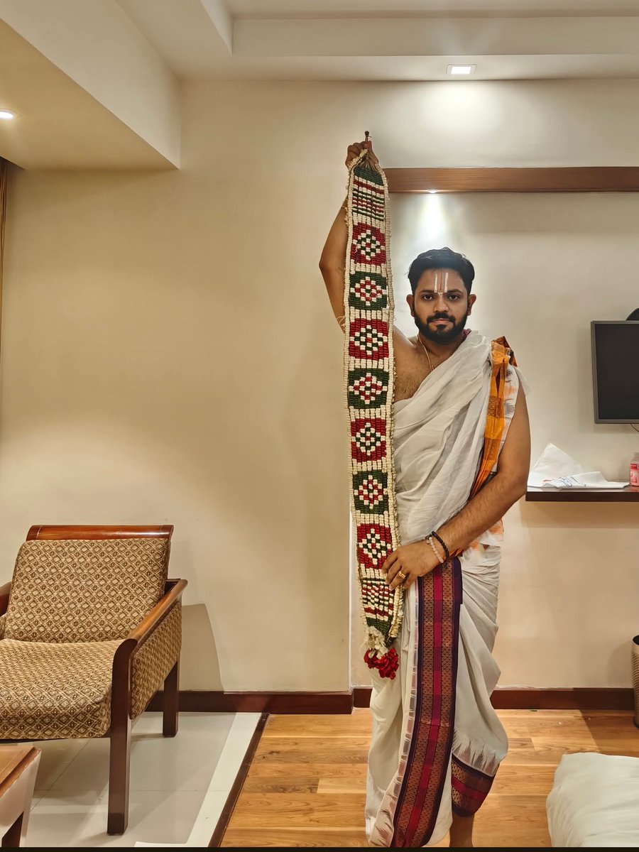 Ashwinsampathk's tweet image. Forever a fan of Manikyamālai! The sheer brilliance, the craftsmanship — truly the pinnacle of garland artistry. A crown of devotion woven in rubies of fragrance.
Thiruvananthapuram Padmanabha Perumal!