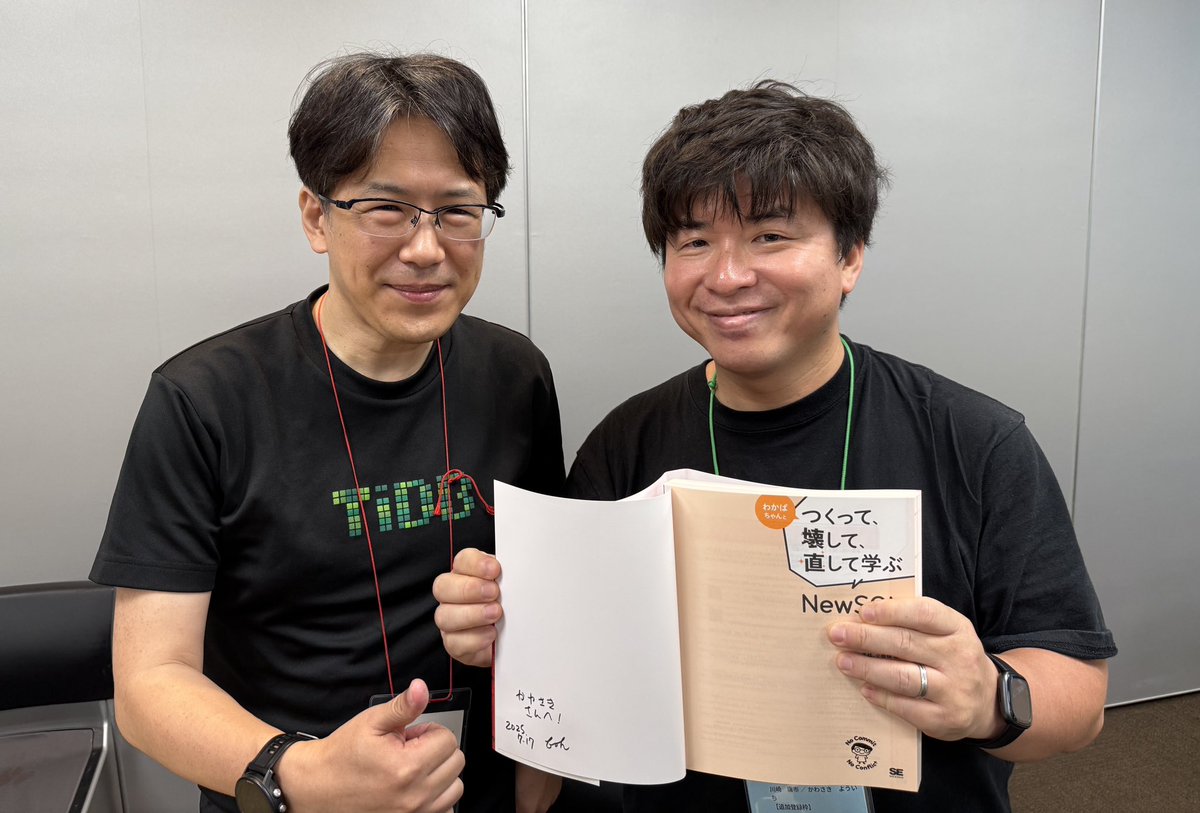 yokawasa's tweet image. いただきました✌️- わかばちゃんとつくって、壊して、直して学ぶ NewSQL入門
(左にサイン✍️、右にスタンド)
#devsumi