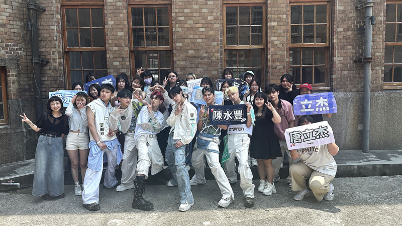 twdreamlife's tweet photo. 【Saturnday全新單曲即將��架】 
睽違一年半！
Saturnday全新單曲〈Last Dance〉MV 
Dolfan會員探班搶先看
拍攝現場火熱場面不斷 🔥
同步預告8月24日握手會即將登場‼️
→https://t.co/DIDE85p7Ge
#Saturnday
#原子少年
#全新單曲
#握手會
#So_net
#夢想誌DreamLife https://t.co/Yoqq8AyvEJ