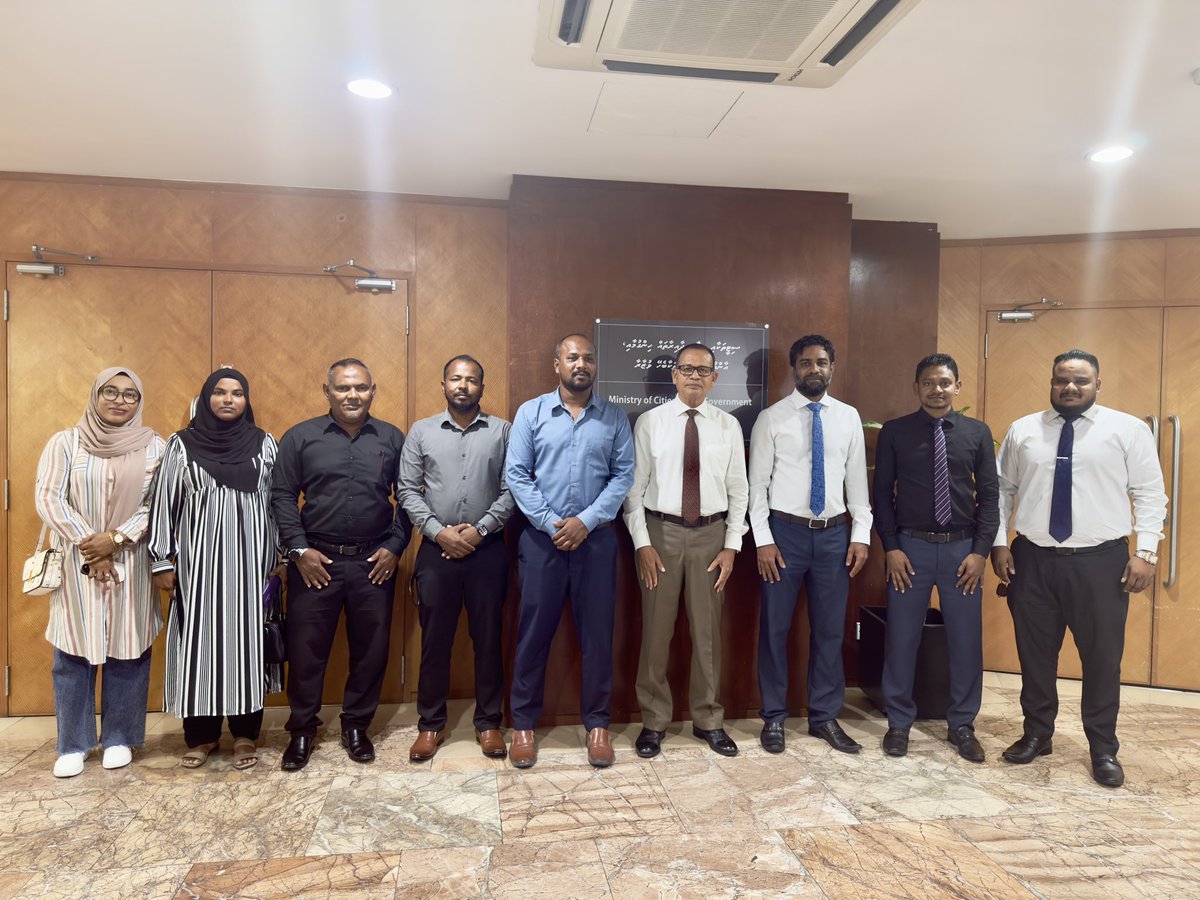 މިނިސްޓަރ އާދަމް ޝަރީފު ޢުމަރު ނ. މަނަދޫ ކައުންސިލާ ބައްދަލުކުރައްވައިފި. މިއަދު އޮތް މި ބައްދަލުކުރެއްވުމުގައި މަނަދޫ ކުޑަކުދިންގެ ޕާކުގެ މަސައްކަތާއި، މަނަދޫގައި ޤާއިމްކުރެވޭ ޕަބްލިކް ވަރކްސް ޔުނިޓުގެ މަސައްކަތާއި، މަނަދޫ ސްޓޭޓް ހައުސްގެ ހާލަތާއި ބެހޭގޮތުން އަދި އެ ރަށުގައި