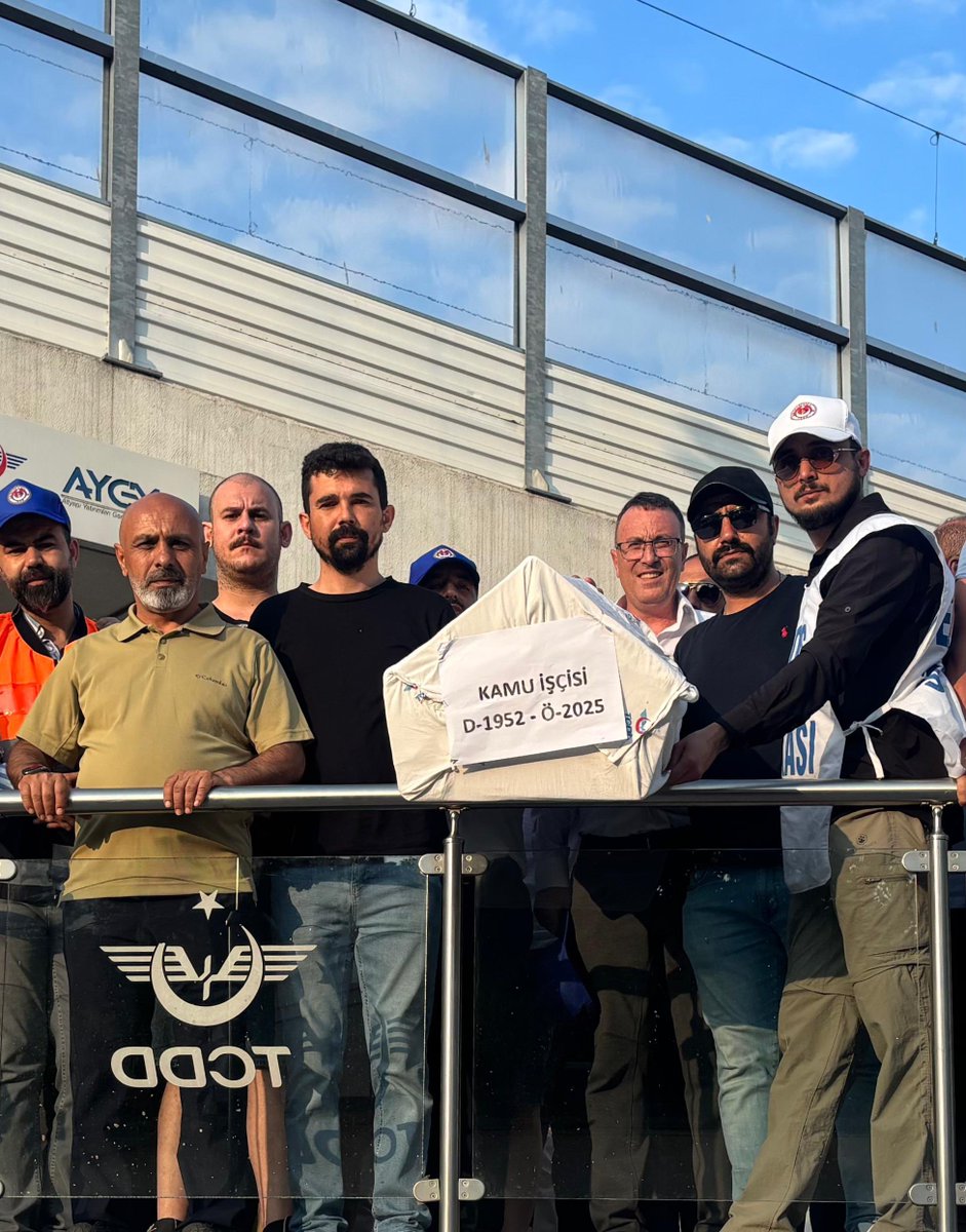 Marmaray'da görev yapan Kamu işçisi tren makinistleri eylem senaryoları kapsamında Marmaray trenlerinde 1 günlük iş bırakma eylemlerini gerçekleştiriyor.

#marmaray 
#Kamuişçileri