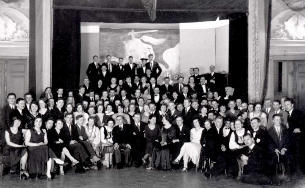 PetrykArte77040's tweet image. Lithuanian, Ukrainian, and Belarusian students jointly commemorate the 500th anniversary of the death of Vytautas the Great, Grand Duke of Lithuania. Vilnius, 1930.
