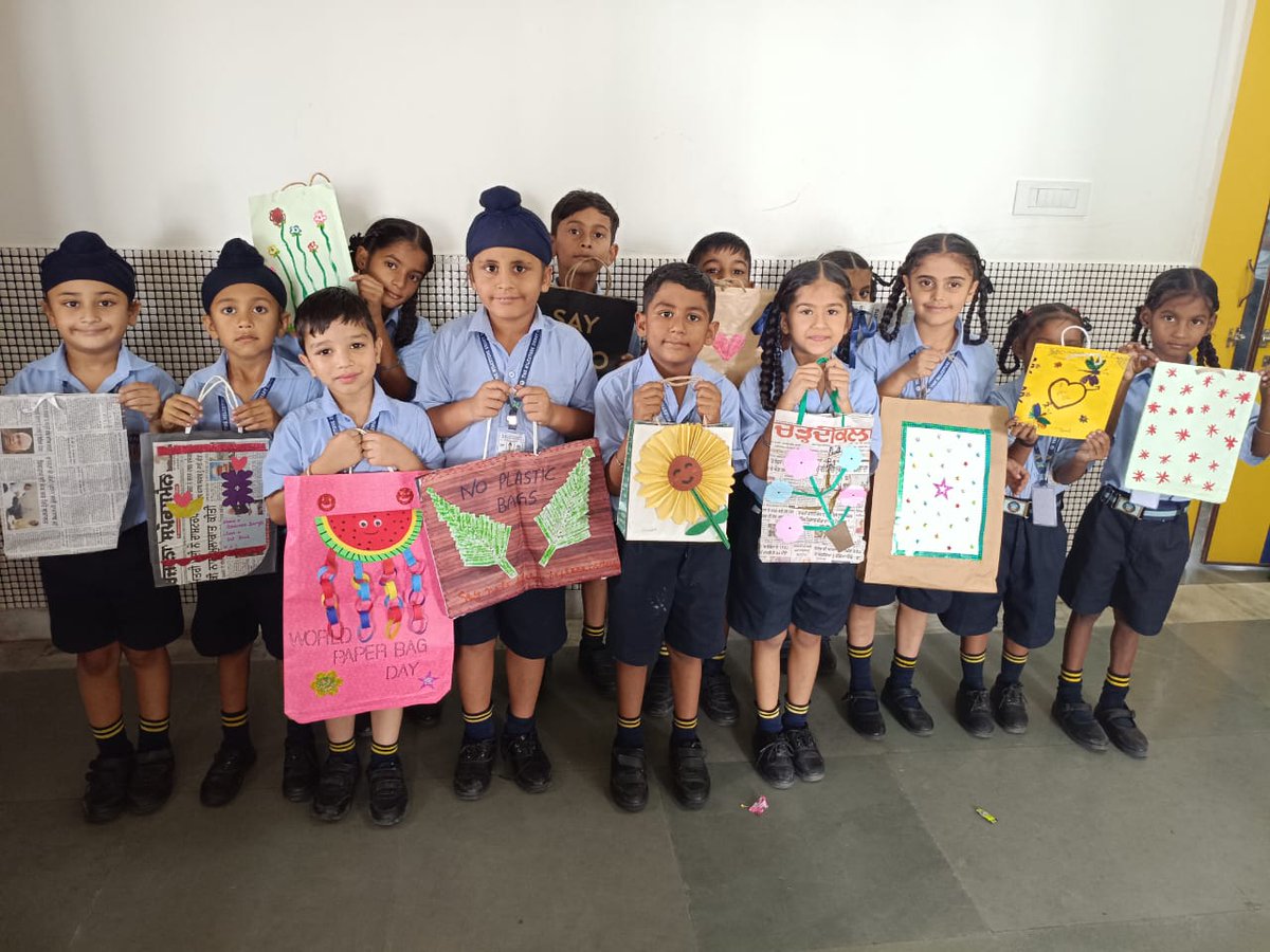 MilestoneGhana4's tweet image. Green Steps at Milestone Smart School, Ghanaur! 

On National Paper Bag Day, our students crafted creative paper bags, promoting plastic-free living and environmental care. 🌍🛍️

#PaperBagDay #EcoFriendly #SayNoToPlastic #MilestoneSmartSchool #GreenInitiative #PlasticFreeFuture