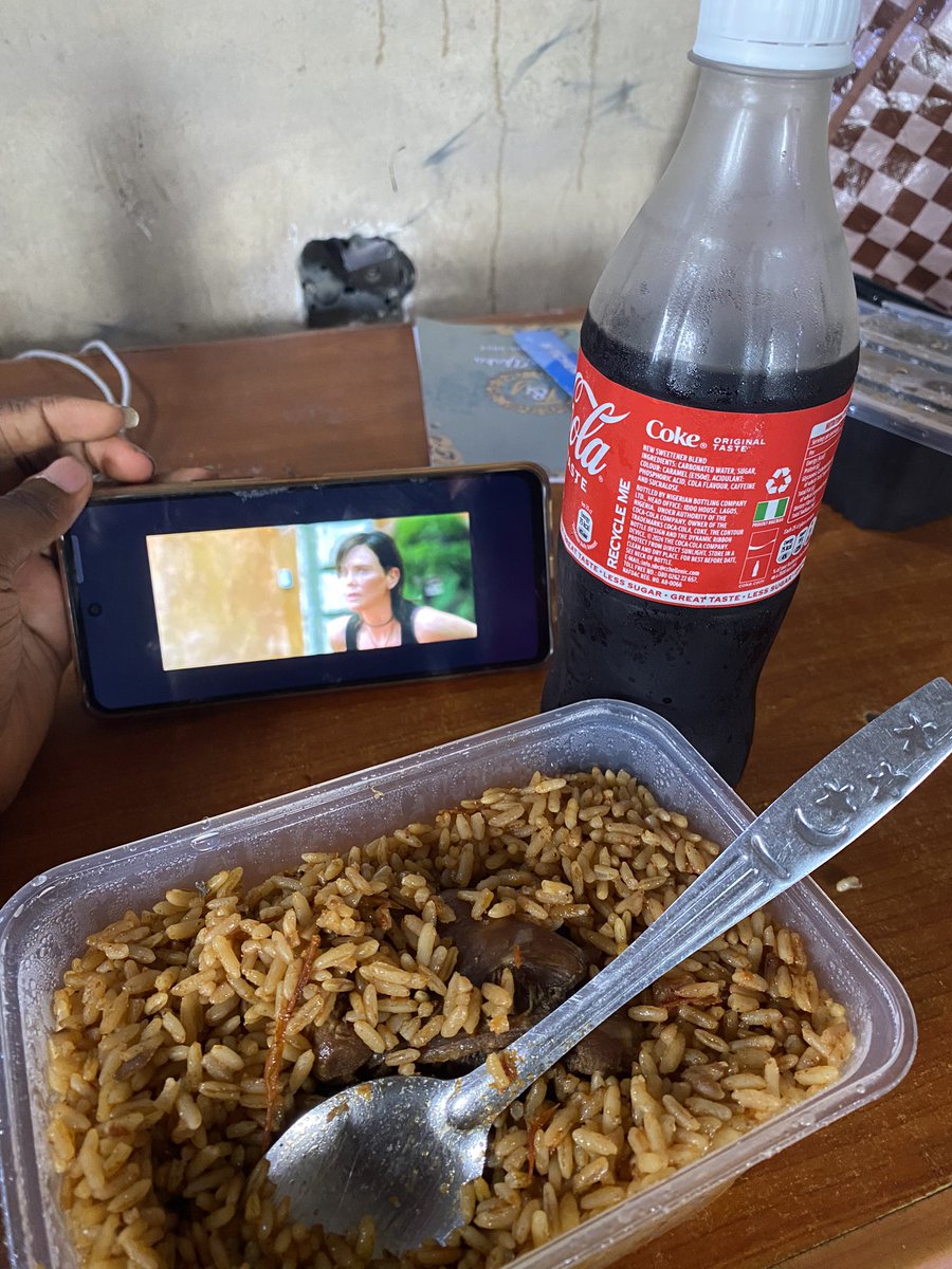 V_A_D_D_I_C_T's tweet image. Am I the only that can’t eat without watching a movie?? 👀