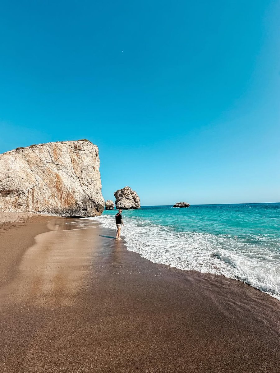Where legends meet the sea 🌊✨
Petra tou Romiou — the legendary birthplace of Aphrodite and pure coastal magic 💙 Myth, beauty, and waves in one unforgettable spot. Don’t miss it when you visit #Cyprus! 🇨🇾☀️ 
📷 IG zandobovicnik