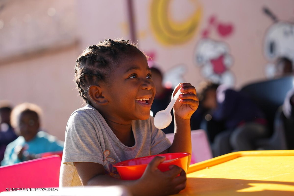UNICEFAfrica's tweet image. 67 million children in Eastern & Southern Africa live in child food poverty.
Most survive on just 1–2 food groups a day — often lacking vital nutrients.
This is a crisis of development, not just hunger.
UNICEF is working with partners to improve how food is made available.
