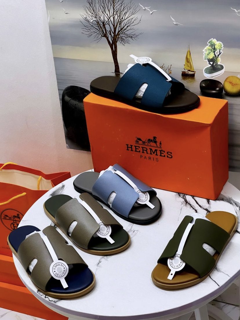 Sliders_Hub's tweet image. Shop Luxe! 🛍️
Prices (NGN)
Frame 1 : 50k (size 40-46)
Frame 2 : 50k (size 40-45)
Frame 3 : 57k (size 38-43)
Frame 4 : 35k (size 37-42)
Full Box Packaging! 📦
Nationwide Delivery! 🚚 🇳🇬
💬: Click link in bio to order via WhatsApp
