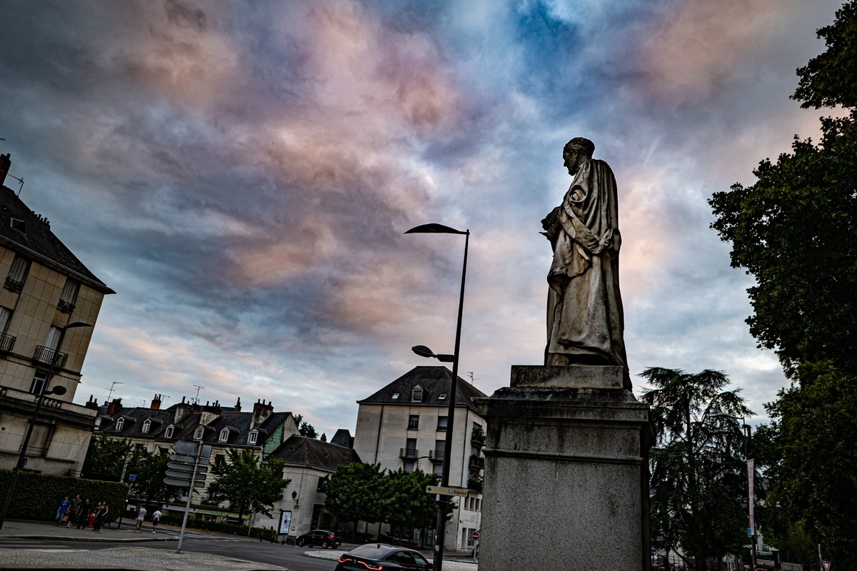 « Rabelais seul le soir à Tours réfléchissant à la veulerie du monde »

#TiersLivre journal images tierslivre.net/krnk/spip.php?…