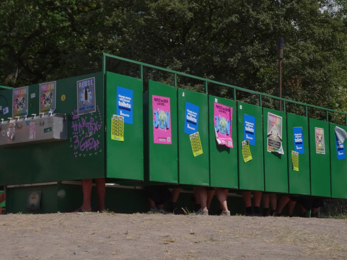When there are too many feet in one cubicle! 👇
#Glastonbury #longdrops