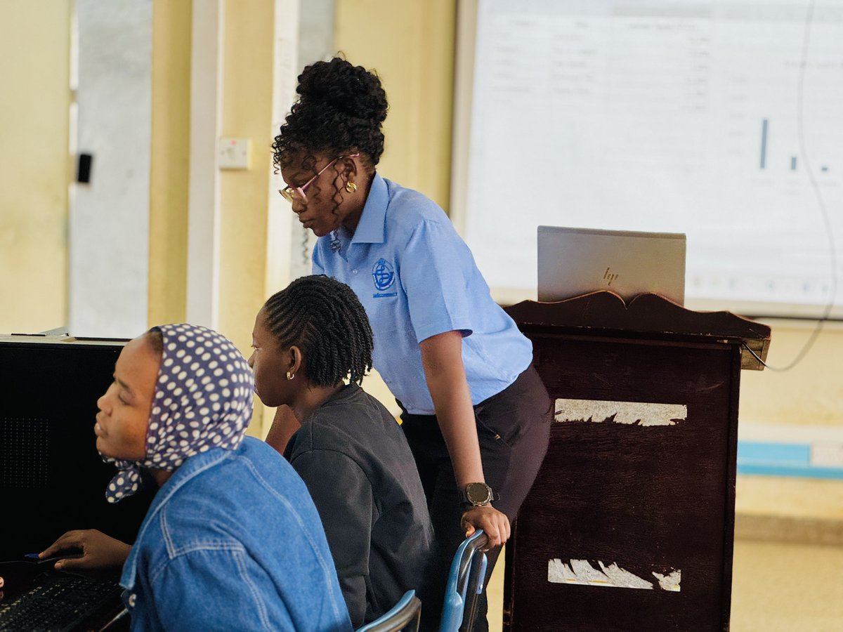 TikoJoy01's tweet image. 💡 Digital empowerment for the next generation!
@UNICEFUganda , @Educ_SportsUg & MUBS ICT Centre @MUBSICTCentre @MubsOfficial are training out-of-school youth (15–25 yrs) with practical #DigitalSkills to boost employment, innovation & entrepreneurship.
#YouthEmpowerment