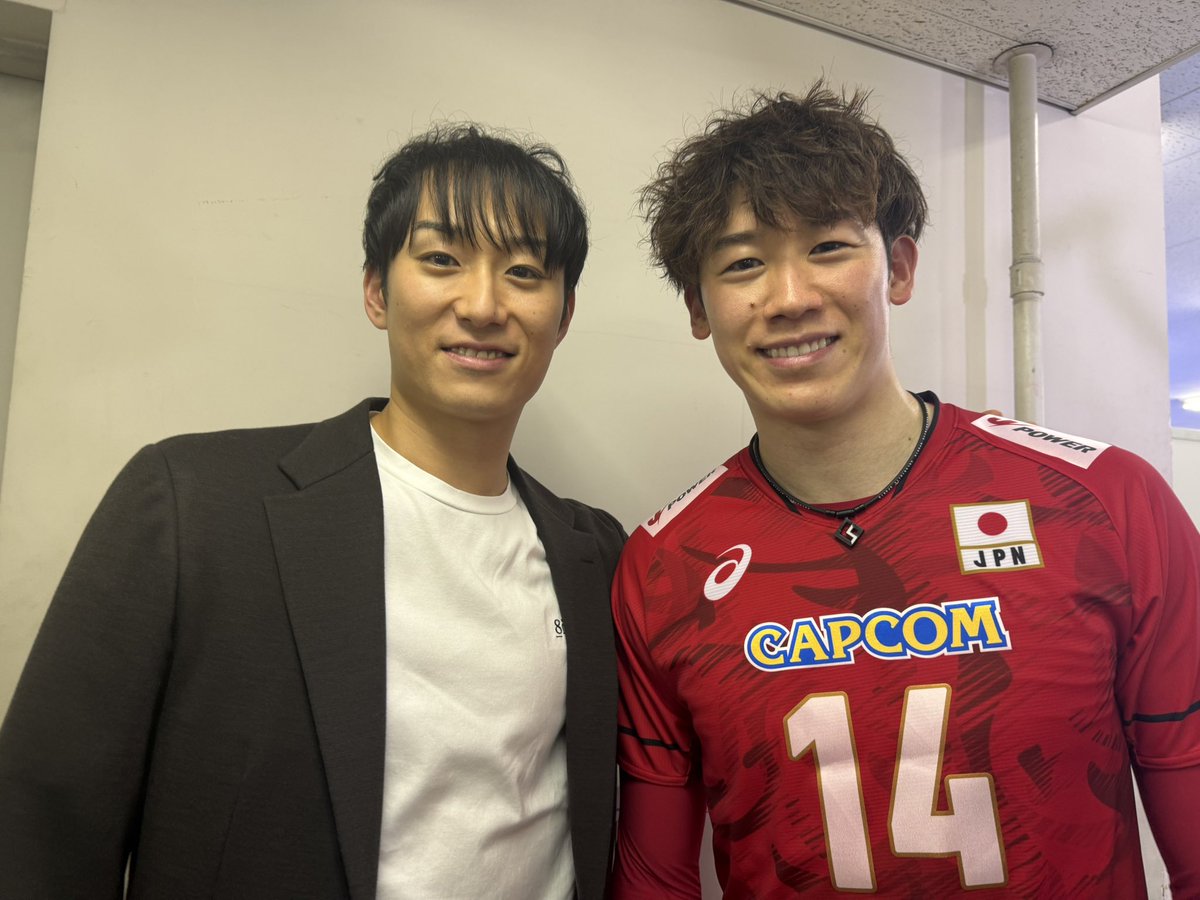 TBSvolleyboo's tweet photo. 🏐
昨日は試合終わりに奇跡的に解説の #柳田将洋 さんと #石川祐希 選手が
遭遇😆🔥🔥

真っ先に柳田さんが
石川選手の顔面にボールが直撃した件を
心配されていました🥹

そして副音声の #清水邦広 さんは
#髙橋藍 選手に #VVポーズ を再伝授🤭

本日も7時からTBS系列で
🇯🇵日本vsアルゼンチン🇦🇷の試合を生中継📺今夜も日本の勝利の瞬間をお見逃しなく💪💪

🏐日本ラウンド第2⃣戦🏐
🇯🇵日本🆚アルゼンチン🇦🇷
⏰今夜7時
📺地上波TBS系列生中継
🎙️解説 #柳田将洋 さん
🎙️実況 #土井敏之 アナ

🎥副音声 #清水邦広 さん #宮世琉弥 さん
🏃‍♂️ゲスト #村竹ラシッド 選手
（ #東京2025世界陸上 男子110mハードル日本代表）
🎤MC #御手洗菜々 アナ

⏩副音声では質問＆メッセージを募集💌
#ネーションズリーグ
#ゴリとりゅうびの部屋
上記２つのハッシュタグをつけて
投稿お待ちしてます📮

📡U-NEXT&TVerで夜6時58分生配信
リポーター #狩野舞子 さん
解説 #山村宏太 さん
実況 #佐藤文康 アナ

#VNL2025
@y_masaaaa_yk @yuki14_official 
@JIJIDJSARINA @Ran_volley0902