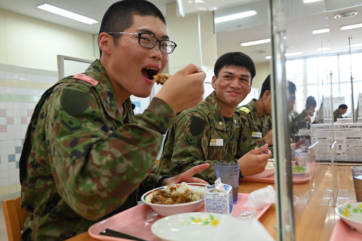 jgsdf_gcc_ardb's tweet image. 【相浦新隊員教④】
#第1水陸機動連隊 は、新隊員後期教育を実施中です。写真は、昼食風景です。相浦駐屯地の金曜お昼はカレーの日で、この日は「シーフードカレー」でした。たくさん食べて午後からの訓練も暑さに負けず頑張ることができました。
#水陸機動団 #相浦駐屯地 #自衛隊 #新隊員