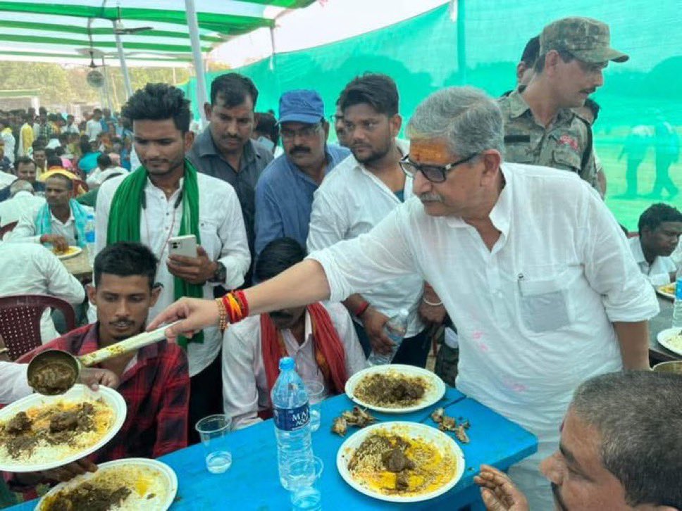 इन दो तस्वीरों को देखिए.

एक में तेजस्वी यादव मुकेश सहनी के साथ नवरात्रि से पहले मछली खाते दिखे थे और दूसरे में ललन सिंह सावन में मटन परोसते दिख रहे हैं.

लेकिन साल भर पहले जिन्होंने तेजस्वी को हिंदू विरोधी बताया था आज वो चुप हैं.

इसी राजनीति से बचना है. खाना को खाना रहने दीजिए.