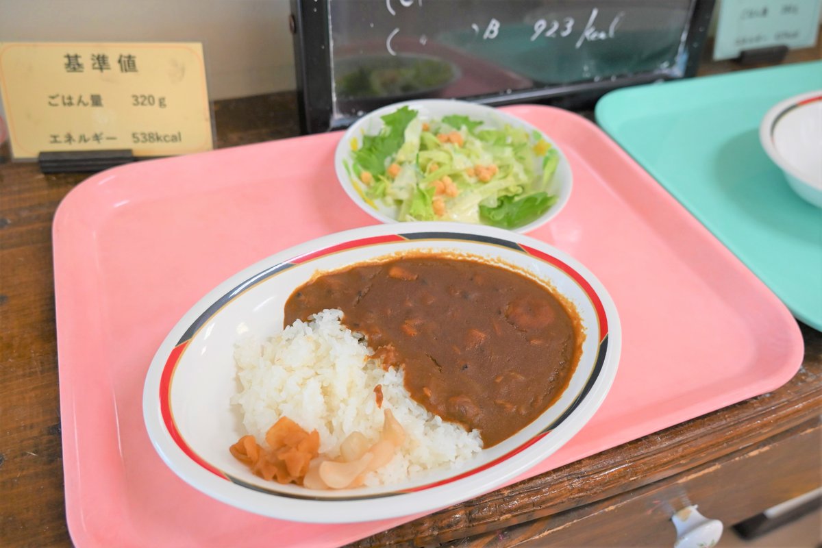 jgsdf_gcc_ardb's tweet image. 【相浦新隊員教④】
#第1水陸機動連隊 は、新隊員後期教育を実施中です。写真は、昼食風景です。相浦駐屯地の金曜お昼はカレーの日で、この日は「シーフードカレー」でした。たくさん食べて午後からの訓練も暑さに負けず頑張ることができました。
#水陸機動団 #相浦駐屯地 #自衛隊 #新隊員
