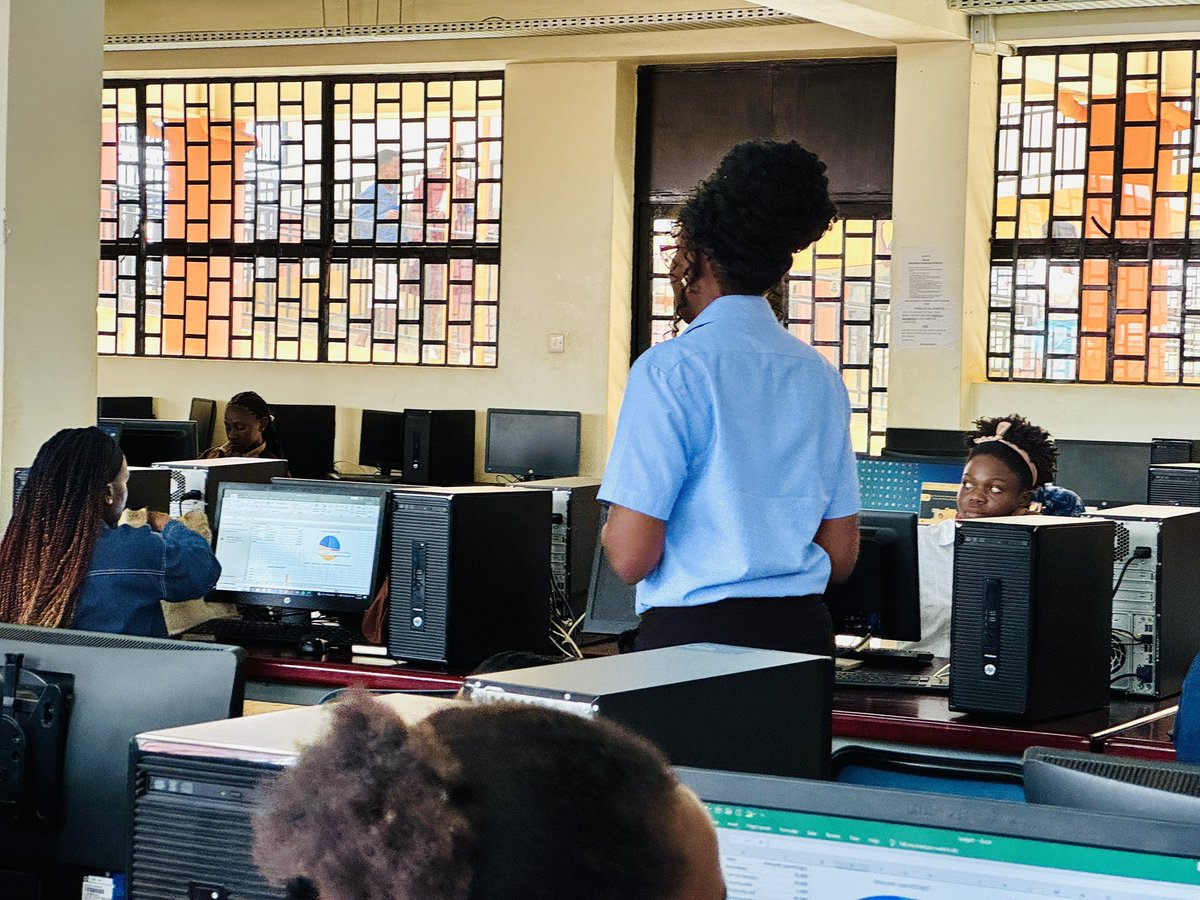 TikoJoy01's tweet image. 👩🏽💻👨🏾💻 Tech skills = life-changing impact!
With support from @UNICEFUganda, @Educ_SportsUg & MUBS ICT Centre, out-of-school youth are gaining #DigitalSkills that open doors to work, creativity & self-reliance.
#LeaveNoYouthBehind #ICT4Development