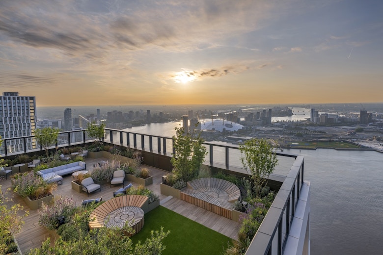 In Pictures: Chalegrove unveils ‘one of London’s highest residential gardens’ at One Thames Quay: Studio Bosk creates 'living, breathing ecosystem in the sky' at Canary Wharf skyscraper. dlvr.it/TLyXZ4