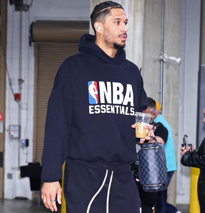 Basket_Infos's tweet image. Petite intervention sur l'annulaire droit pour Josh Hart, blessé en playoffs selon les Knicks et qui devrait pouvoir reprendre l'entraînement dans le courant de l'été.
À 30 ans, le plus gros temps de jeu de NBA (37.6 MIN de moyenne ) sort d'une saison à 13.6 PTS, 9.6 REB, 5.9…
