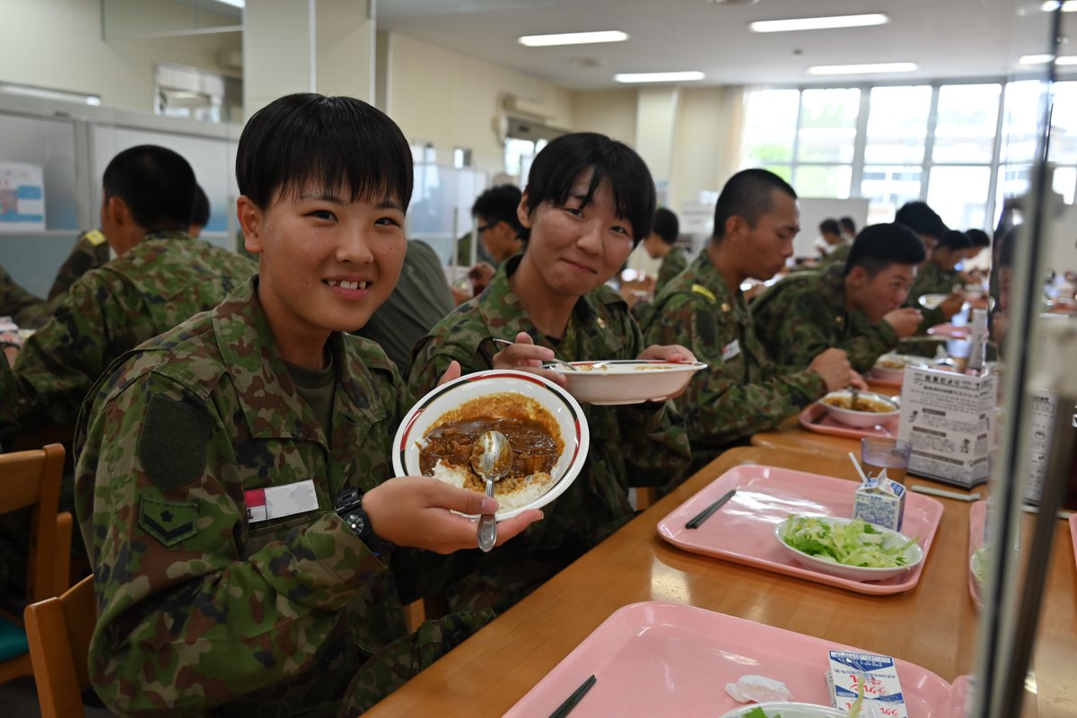 jgsdf_gcc_ardb's tweet image. 【相浦新隊員教④】
#第1水陸機動連隊 は、新隊員後期教育を実施中です。写真は、昼食風景です。相浦駐屯地の金曜お昼はカレーの日で、この日は「シーフードカレー」でした。たくさん食べて午後からの訓練も暑さに負けず頑張ることができました。
#水陸機動団 #相浦駐屯地 #自衛隊 #新隊員