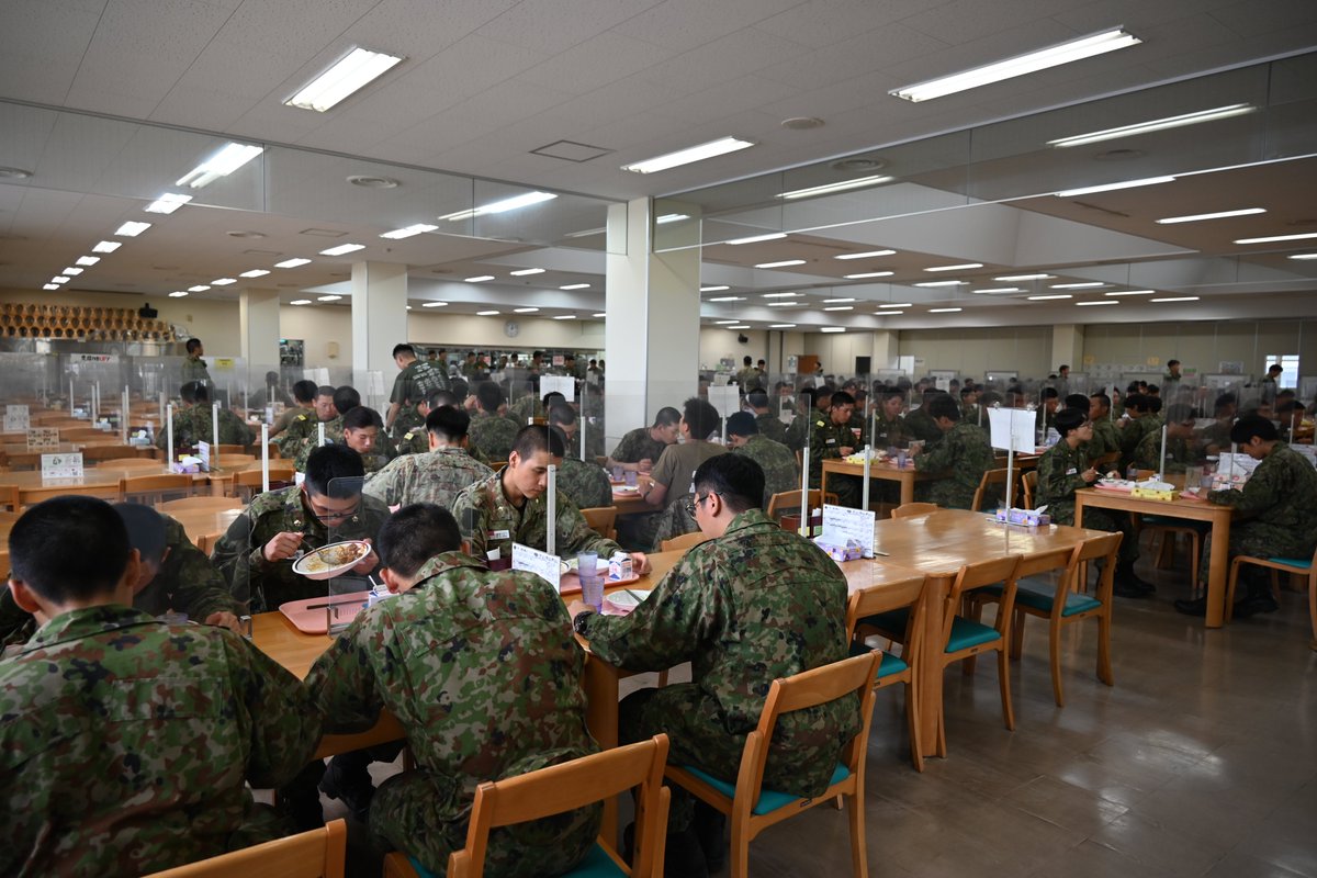 jgsdf_gcc_ardb's tweet image. 【相浦新隊員教④】
#第1水陸機動連隊 は、新隊員後期教育を実施中です。写真は、昼食風景です。相浦駐屯地の金曜お昼はカレーの日で、この日は「シーフードカレー」でした。たくさん食べて午後からの訓練も暑さに負けず頑張ることができました。
#水陸機動団 #相浦駐屯地 #自衛隊 #新隊員