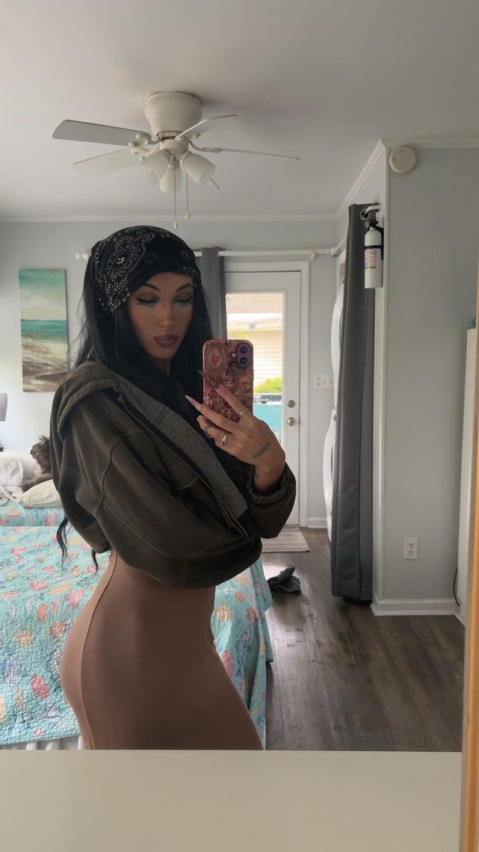 Simp424's tweet image. Starting my day by honoring my Queen @devilbabyplayn.

 She owns me full