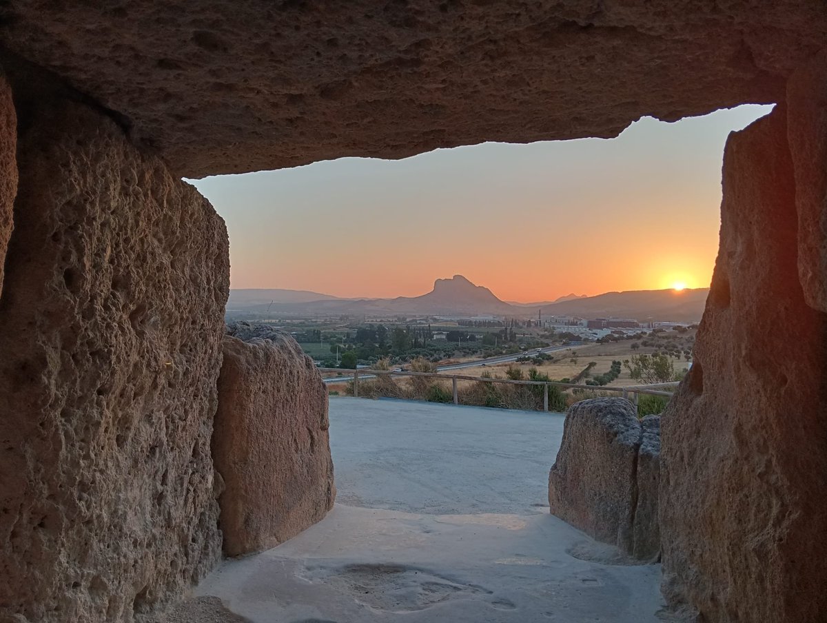 CA_DOLMENESATQ's tweet image. Buenos días desde Menga 🌄
¡Qué salga el sol por Antequera!
#FelizJueves #DespiertaConArte @CulturaAND 🕖 07:25 horas