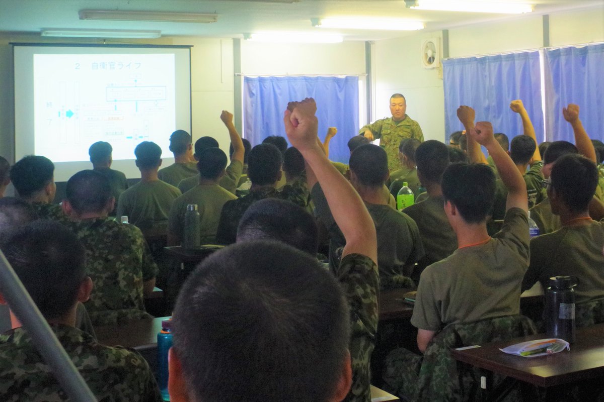 jgsdf_gcc_ardb's tweet image. 【相浦新隊員教育⑤】
#第1水陸機動連隊 は、新隊員後期教育を実施中です。新隊員に対して教育隊長訓話を行いました。「社会人として、自衛官としての人生の考え方」等、熱い眼差しで訓話する教育隊長に対して、真剣な表情で耳を傾けていました。 #新隊員教育 #水陸機動団