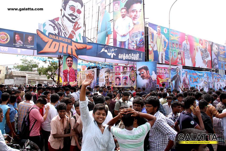 10 Years of Notorious Gangster!! 

Pic location : Chennai Albert theatre. 

#ADecadeOfMAARI