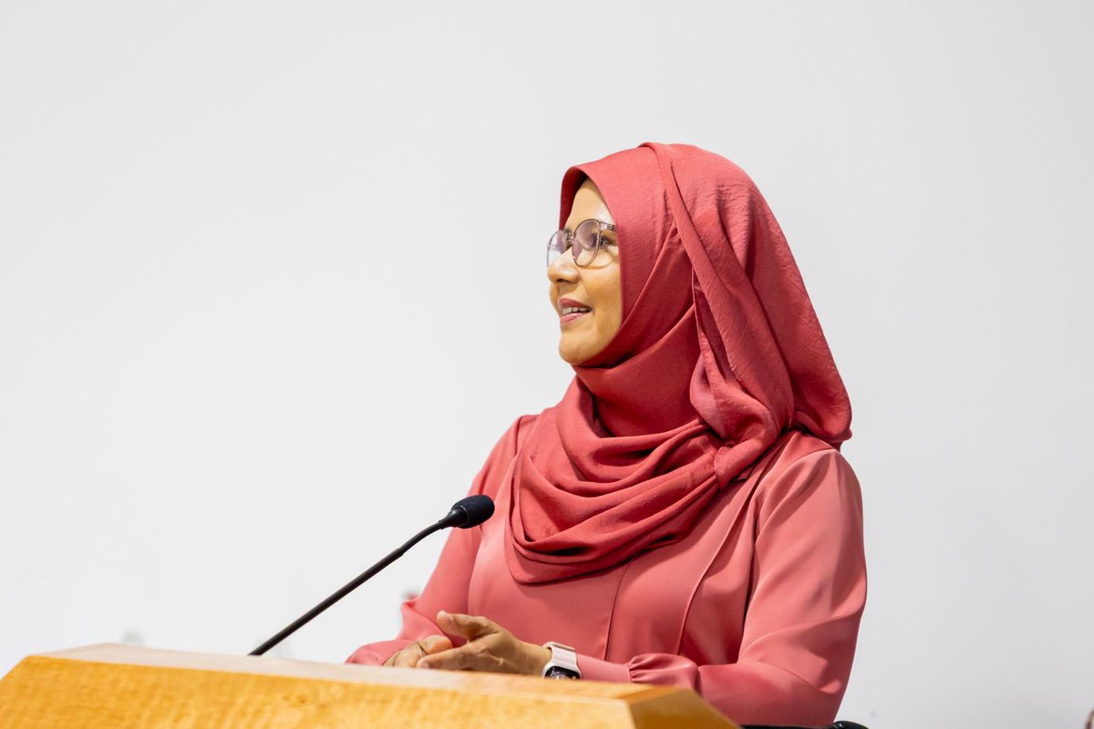 SFdevelopmentMV's tweet photo. އިޖުތިމާޢީ އަދި ޢާއިލީ ތަރައްޤީއާ ބެހޭ ވުޒާރާއަށް އަލަށް ގުޅިވަޑައިގެންފައިވާ ޕަރމަނަންޓް ސެކްރެޓަރީ ވަލީދާ މުޙައްމަދު މިވުޒާރާގެ މުވައްޒަފުންނާއި ބައްދަލުކުރައްވައިފި. 

ވަޒީރު ޑރ. ޢާއިޝަތު ޝިހާމް އަދި ވުޒާރާގެ މުވައްޒަފުންގެ ފަރާތުން، ޕަރމަނަންޓް ސެކްރެޓަރީއަށް ވަރަށް ހޫނު މަރުޙަބާއެއް ދަންނަވަން.