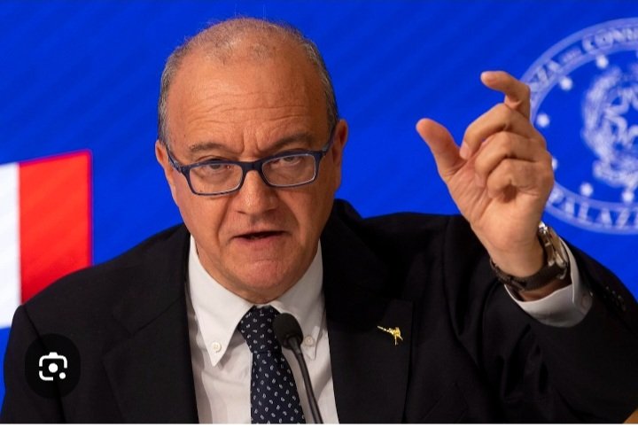 FZuccheroso's tweet image. Illssmo. Sig. Ministro, mi permetta di farle osservare che probabilmente quei ragazzi con la loro protesta le offrono la possibilità di porre rimedio ad un errore (a mio avviso) sulla valutazione finale degli studenti.
Perché secondo lei la valutazione durante i 5 anni dei…
