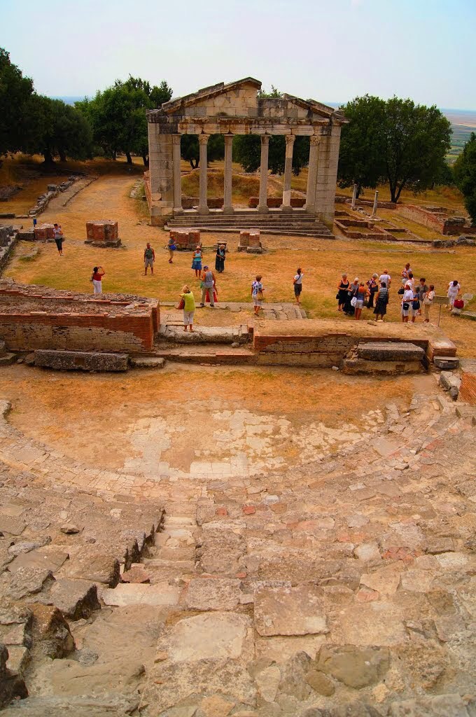 alex_velaj's tweet image. The ancient city of Apollonia (in albanian - birth, birthplace) in Albania, founded by illyrian/albanians, was a major centre of learning in the Roman empire 😍