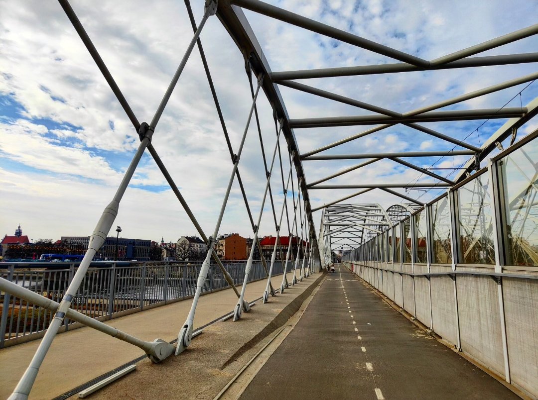 Profusion de lignes...
Passerelle Zabłocie-Grzegórzki, Cracovie 🇵🇱
9 mars 2025
#mathsartist #mathpics #maths #geometrie #geometry #cracovie #krakow #pologne #poland #lignes #lines #architecture #streetphotography
🔶 RV sur Instagram:
📸🖍️MATHS_ARTIST✏️🎨instagram.com/maths_artist?u…