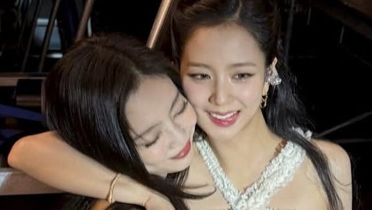 NOOOOO the cheek to cheek after so many years😭😭