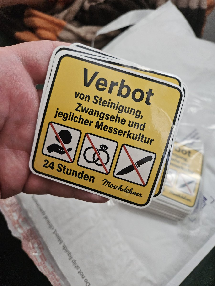 moschdehner's tweet photo. @polizeiberlin 

Für mehr Sicherheit in Schwerin 💜

#schwerin #sticker #remigraçion https://t.co/uHvlysYjdf