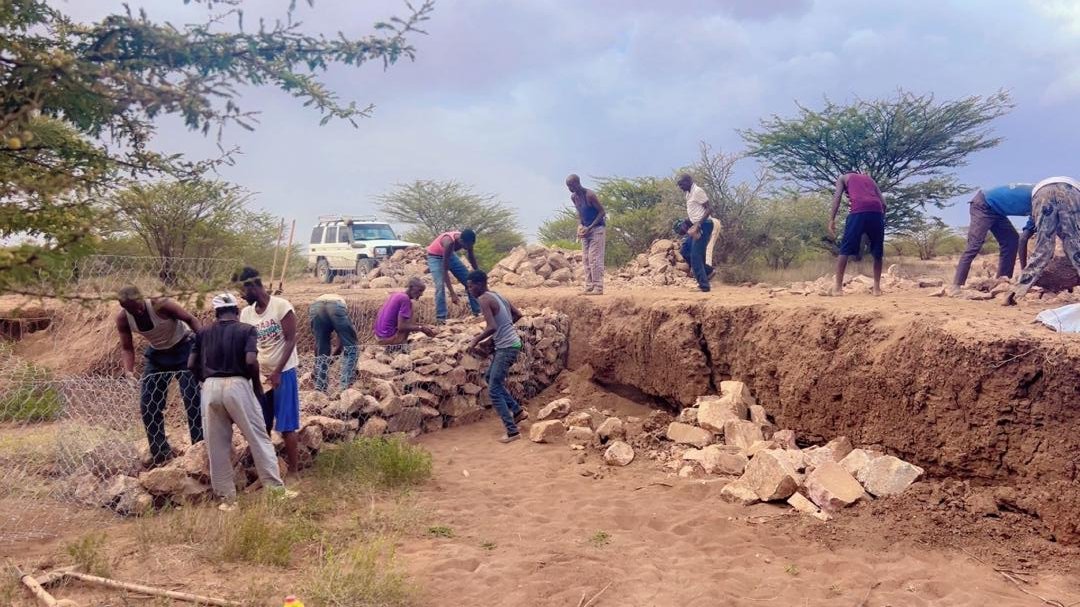 candlelightsom's tweet photo. The installation of gabion baskets has been successfully completed in Magalo-Cad to reduce water runoff and prevent valley erosion threatening crop production areas.

This intervention enhances community resilience and protect agricultural land.

 #GabionWorks #SoilConservation https://t.co/EpE4K2VXZv