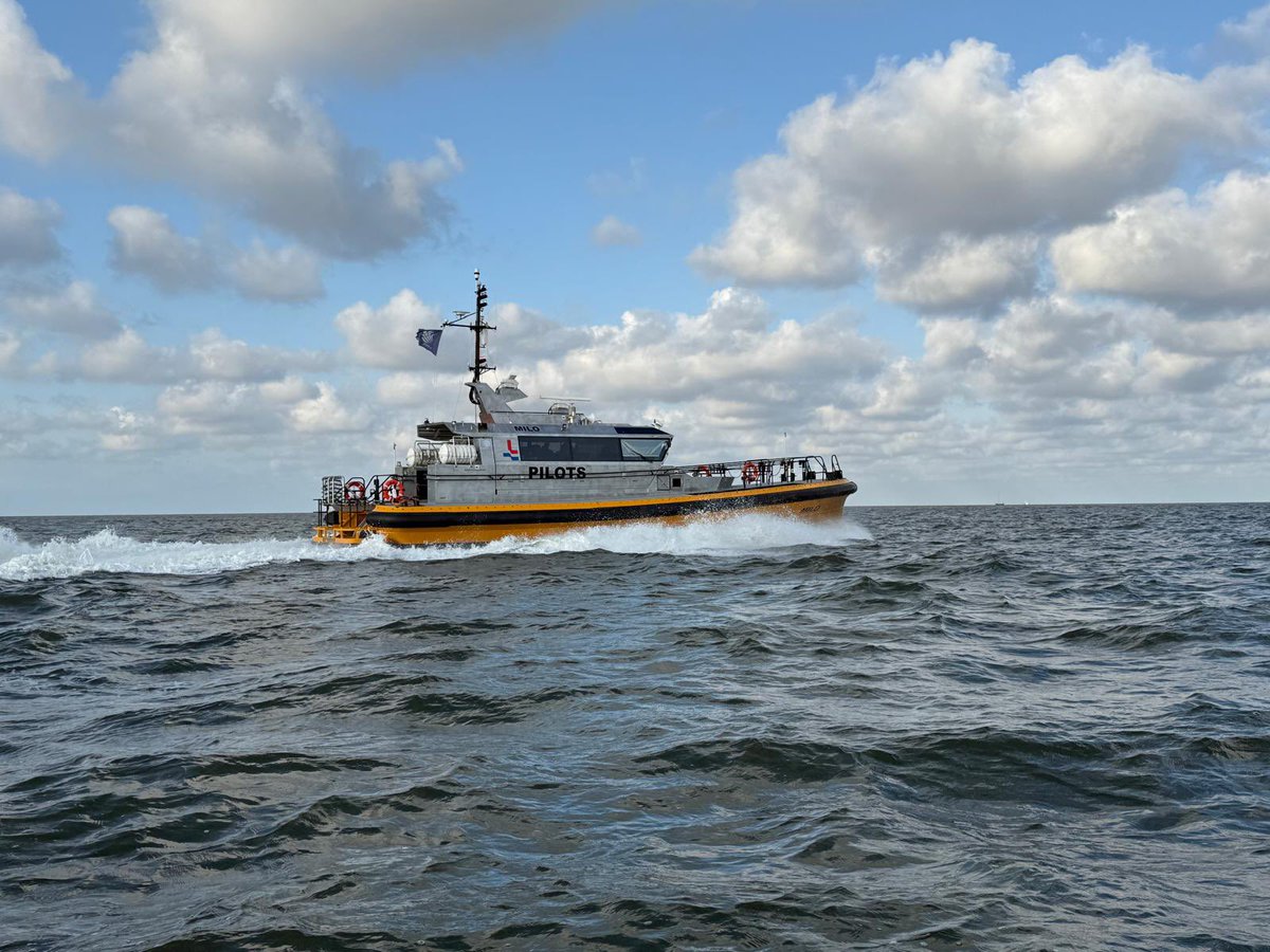 De nieuwste loodstender de MILO op de #eems onderweg naar de #eemshaven is gisteren van de werf <a href="/NGShipyards/">NG Shipyards</a> uit #lauwersoog gekomen <a href="/Loodswezen/">Loodswezen</a>