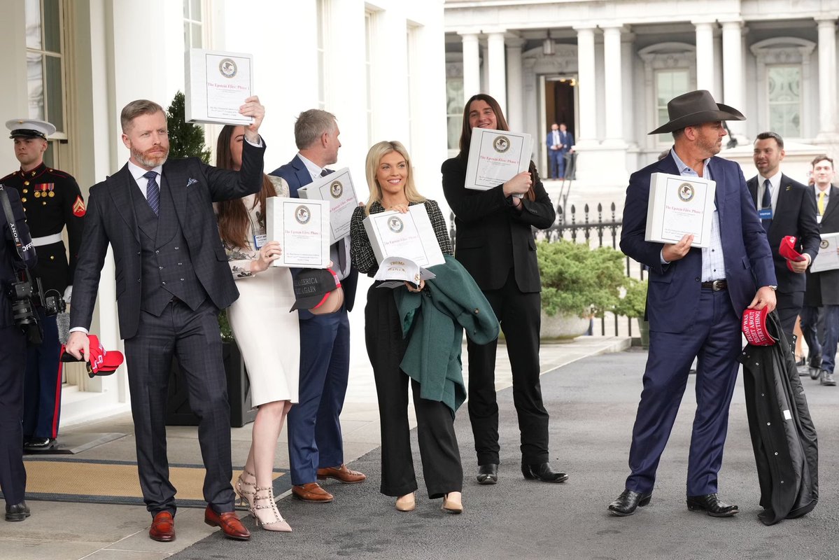 memetheleft's tweet image. This looks more and more stupid each day. I&apos;m not knocking the folks holding up the binders. I&apos;m knocking Pam Bondi for handing out the binders and saying there&apos;s more to come. Bondi has to take accountability for this disaster.