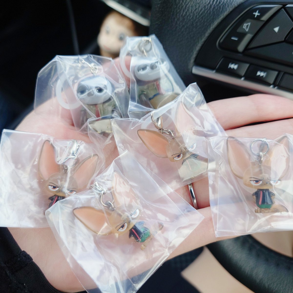 ズートピアのめじるしアクセサリー再販でやっと見つけれたけどフェニック出過ぎてる😂😂
てかアイスキャンディとニンジンどこいったん笑