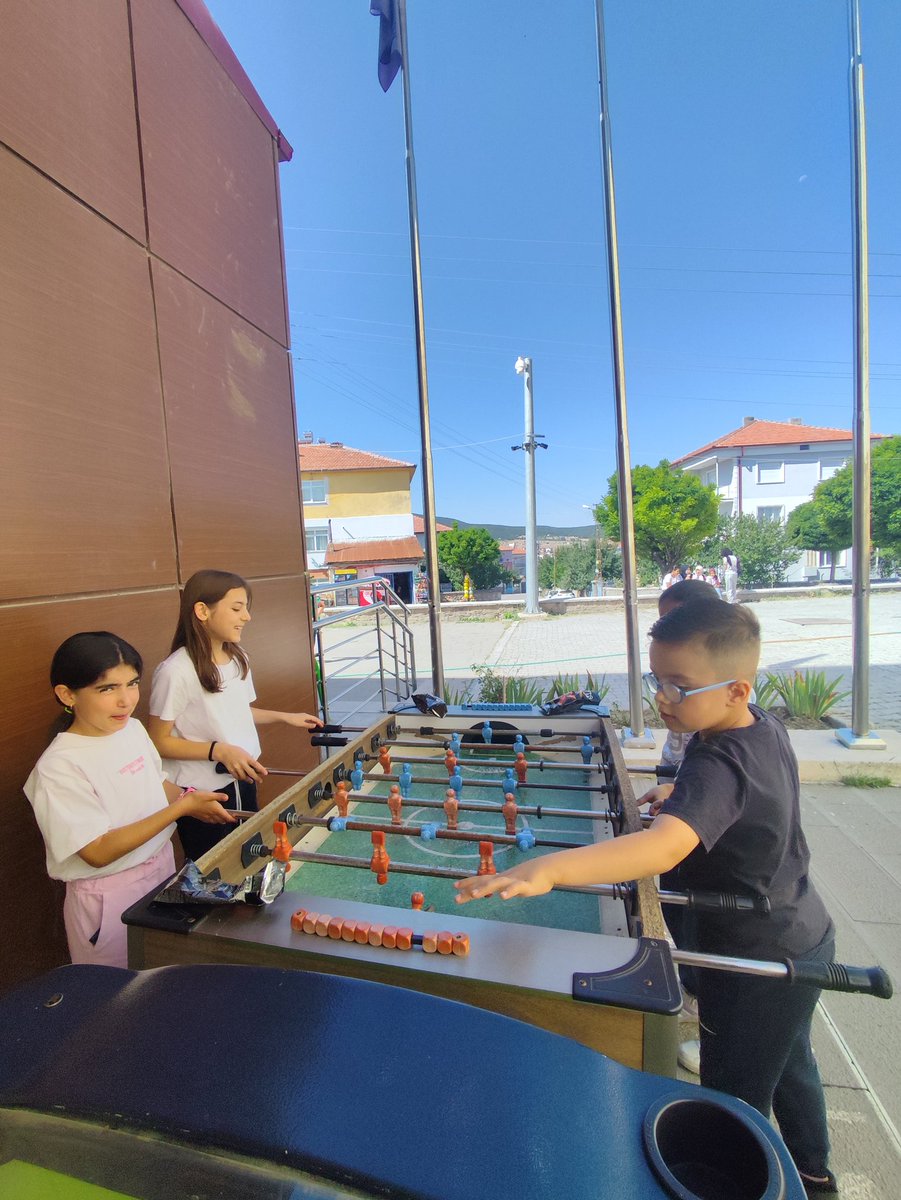 Bahçe çiçekler ile Güzeldir..
Gençlerimiz ders aralığındaki serbest zamanlarını Gençlik Merkezi bahçemizde langırt,batminton ve futbol oynayarak değerlendiriyorlar
#GsbYazKulübü