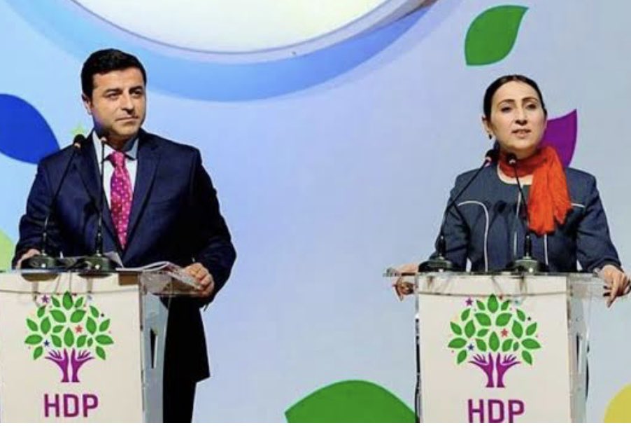 ben121975's tweet photo. Selahattin Demirtaş'a Figen Yüksekdağ ve tüm siyasi tutsaklara Özgürlük

Azadî ji rêveberên HDP’ê Selahattîn Demîrtaş û Fîgen Yuksekdağ re û ji bo hemû welatiyên bındestiyara

Rojbaş
Günaydın Hevalen heja✌️@Basak__Demirtas @hdpdemirtas https://t.co/N25wodgOMO