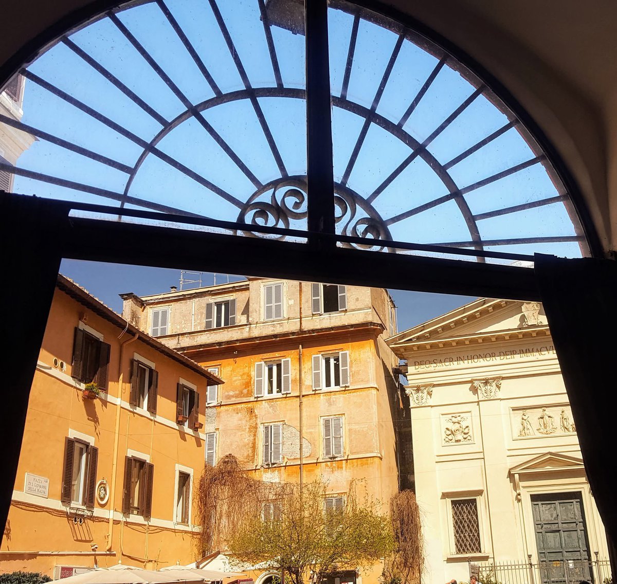 Buongiorno e buon giovedì da Piazza San Giovanni della Malva❤☀😎