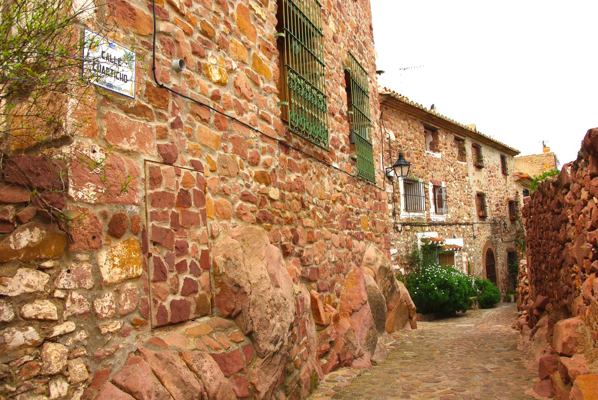 LosPueblosmbe's tweet image. Vilafamés, colina de rodeno y arte moderno 🏺🌄 Desde 2015 en #PueblosMásBonitosDeEspaña. Roca Grossa, calles color vino y el MACVAC en su castillo… ¡déjate enamorar! #Vilafamés #Castellón #lospueblosmbe  