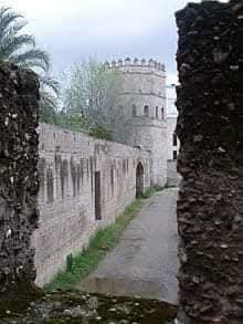 LA LEYENDA DEL TORREON DEL DUENDE.
Existe en Sevilla insertado en la muralla, y a mitad de camino entre la puerta de Córdoba y la puerta de la Macarena, un torreón llamado EL TORRREON DEL DUENDE.
En tiempos este torreón atemorizaba a gran parte de los habitantes de la ciudad,