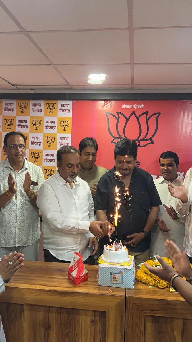 ARUNCHA001's tweet photo. आप सभी मित्रों वरिष्ठों एवं छोटे भाइयों ने मेरे जन्म दिवस पर जो प्रेम एवं आशीर्वाद दिया है उसके लिए मैं सभी का हृदय से आभारी हूं आपका का प्रेम और विश्वास सदा बना रहे ऐसी कामना करता हूं  जय श्री राम।🌹🌹🌹🙏🙏🙏🙏 @DrMohanYadav51 @HitanandSharma @vdsharmabjp @VishvasSarang https://t.co/BvaRIp1pws