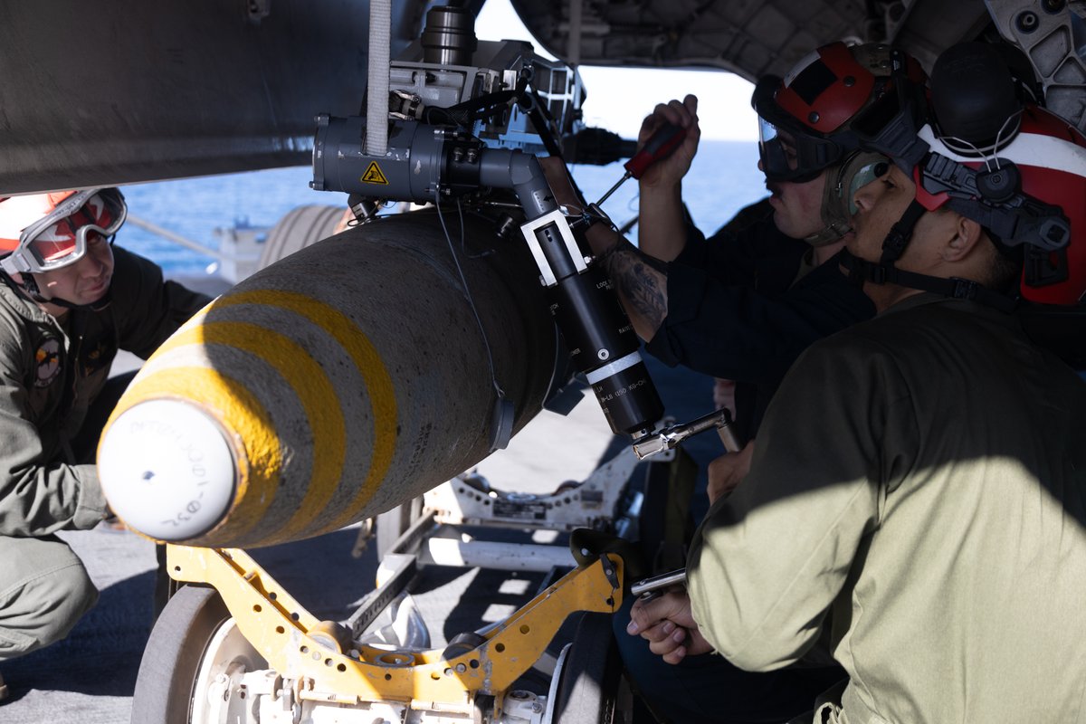 31stMeu's tweet image. 馃搷Coral Sea, July 14, 2025.
U.S. Marines with VMFA 242, 31st MEU, arm a GBU-32 JDAM bomb, during an ordnance load as part of #TalismanSabre25.
(@USMC 馃摲 by Sgt. Peter Rawlins)
@INDOPACOM @USEmbAustralia
@DeptofDefense
#Marines #Lethality #Readiness #AlwaysReady #TS25