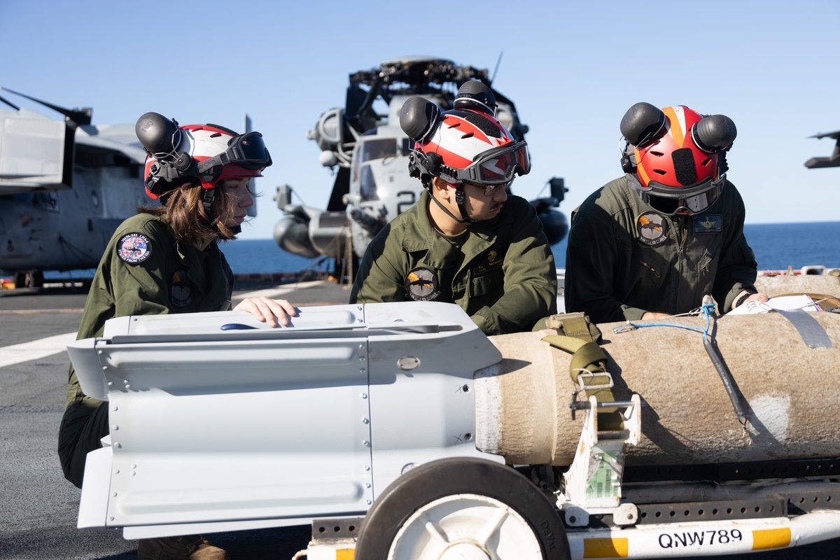 31stMeu's tweet image. 馃搷Coral Sea, July 14, 2025.
U.S. Marines with VMFA 242, 31st MEU, arm a GBU-32 JDAM bomb, during an ordnance load as part of #TalismanSabre25.
(@USMC 馃摲 by Sgt. Peter Rawlins)
@INDOPACOM @USEmbAustralia
@DeptofDefense
#Marines #Lethality #Readiness #AlwaysReady #TS25